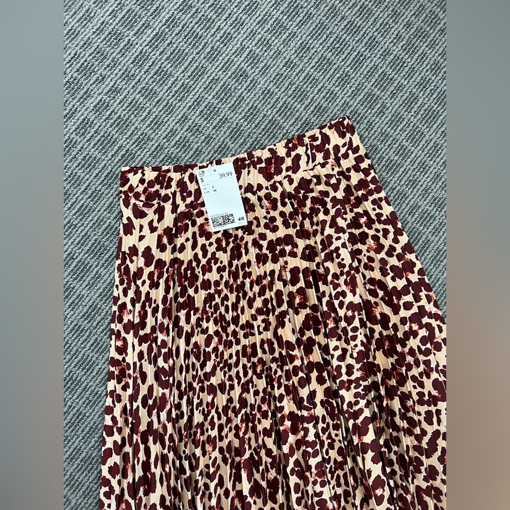 Pleated midi skirt - Picture 2 of 3